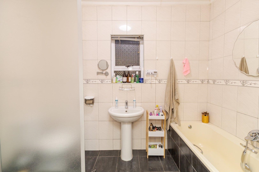4 Bedroom Property for Sale in Devon Park Western Cape